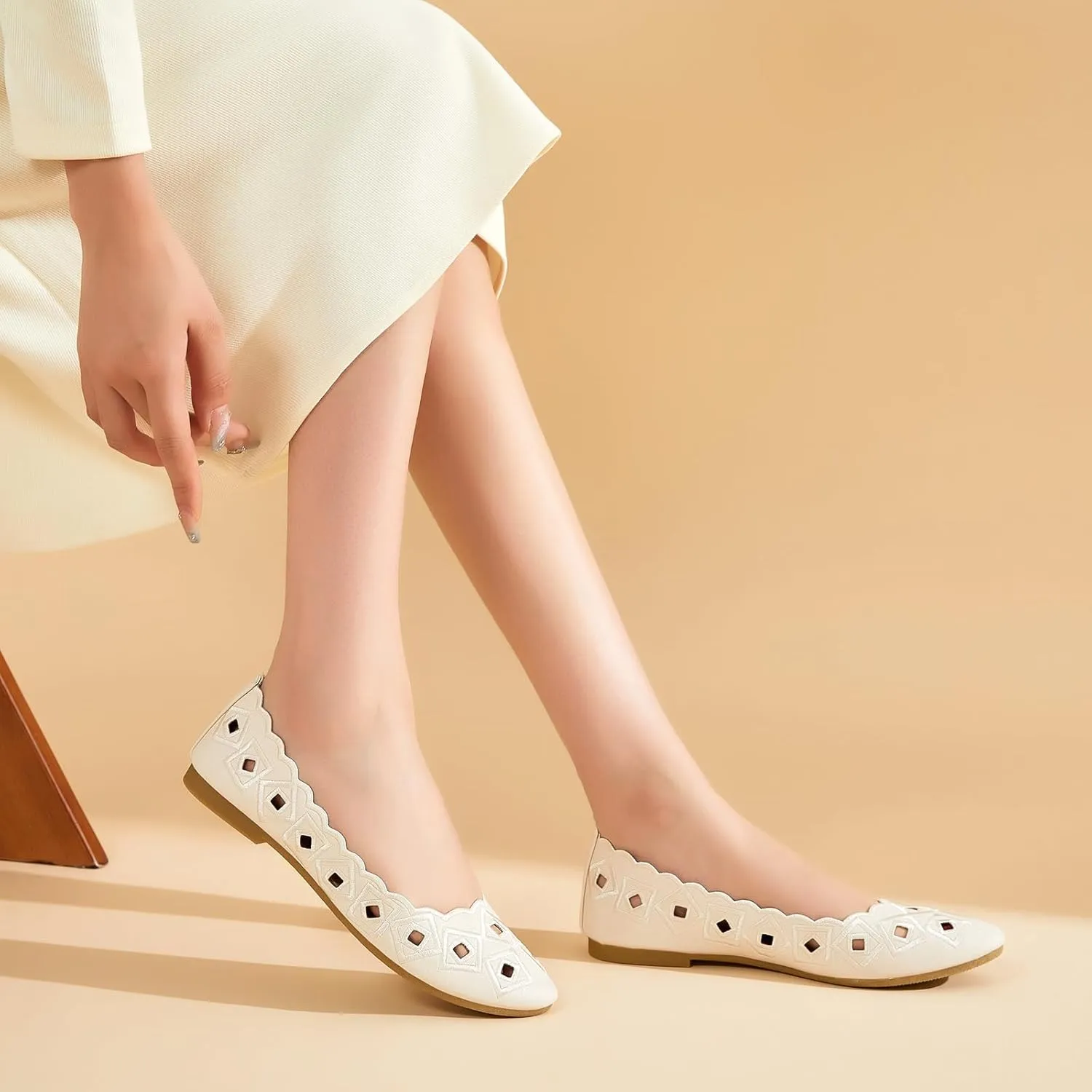 Women's Ballet Flats Shoes with Breathable Eyelet,Black and White Dress Shoes for Women,Soft Memoery Foam Flats for Women